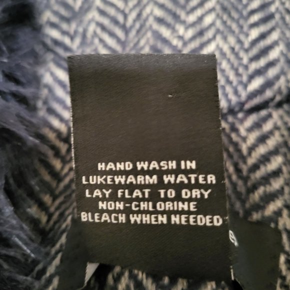 Marcus Adler New York Navy Plaid Cape, One Size - Picture 5 of 8